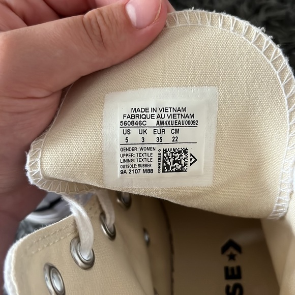 White converse that are bedazzled size 5 - Picture 9 of 9